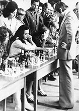 World Champion Anatoly Karpov gave a simultaneous exhibition in the Soviet Union against Roman Pelts' chess students